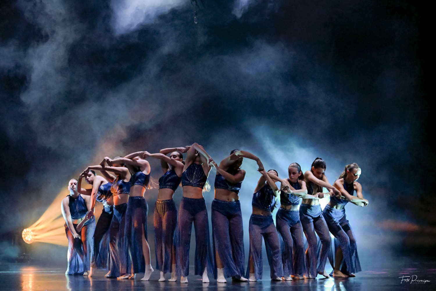 Gruppo di danza moderna con costumi blu