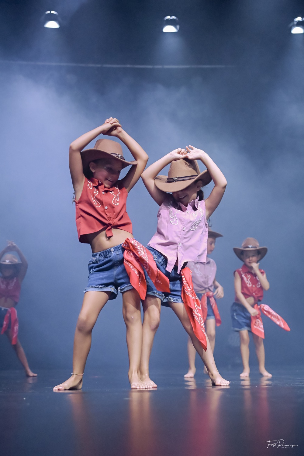 Bambine in costume durante uno spettacolo