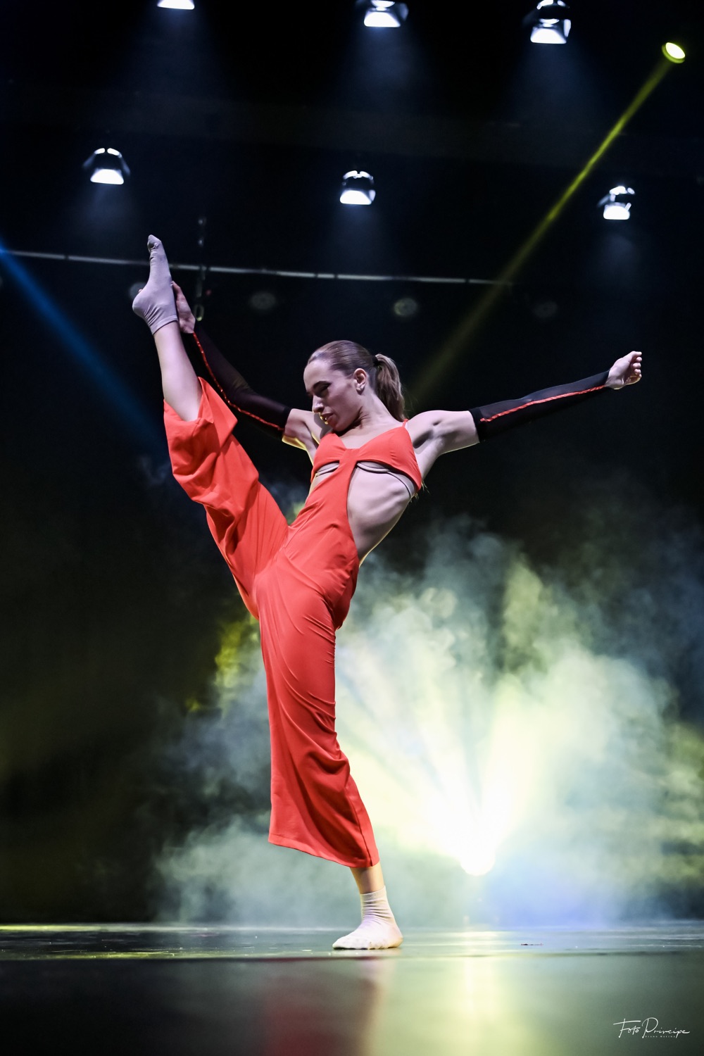 Danzatrice in rosso durante una performance