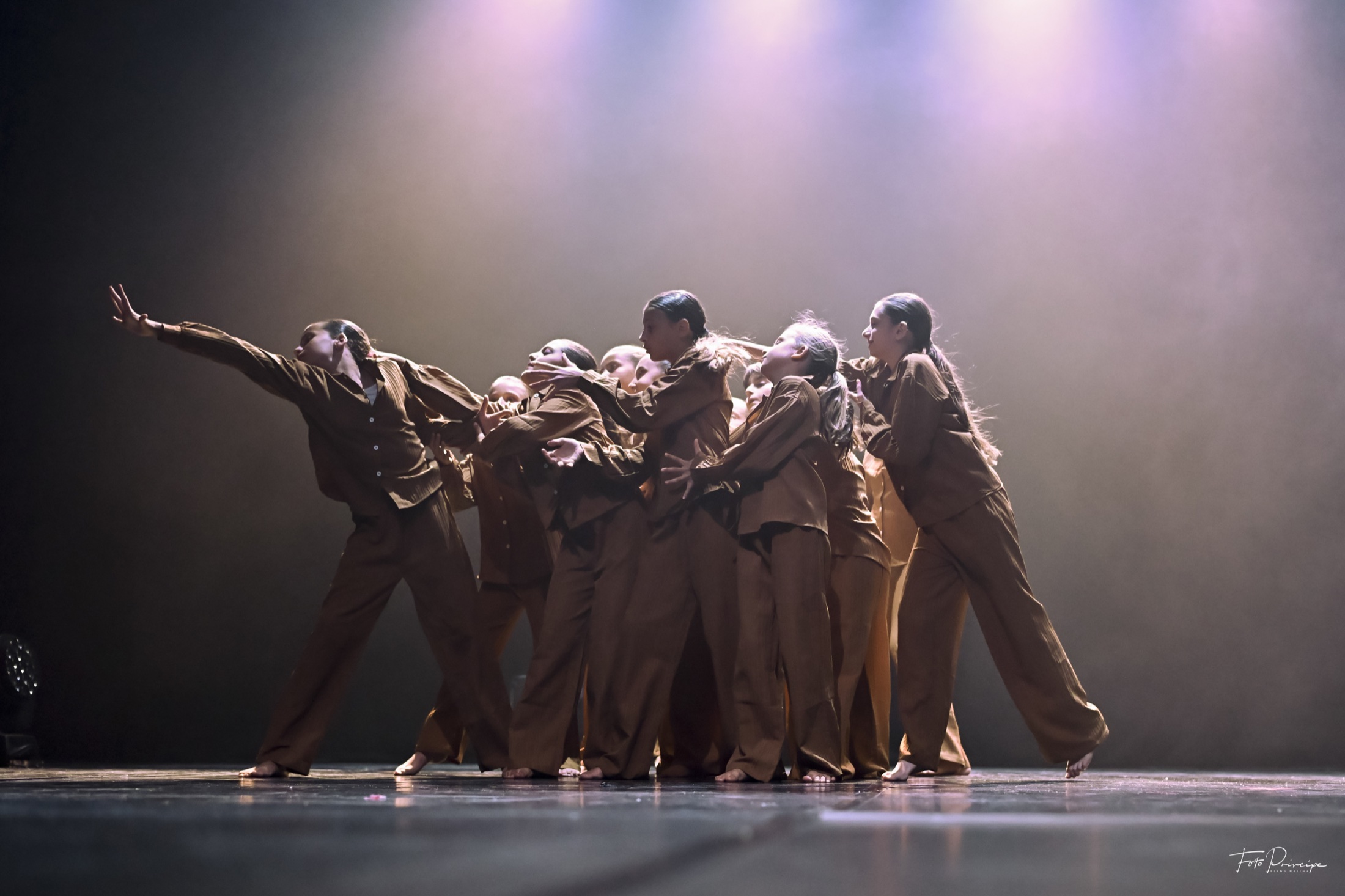 Gruppo di danzatrici White Rabbit durante una performance